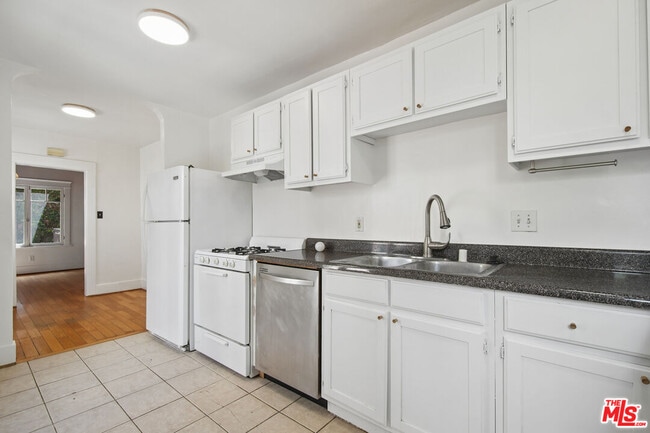 Building Photo - 2515 Elsinore St