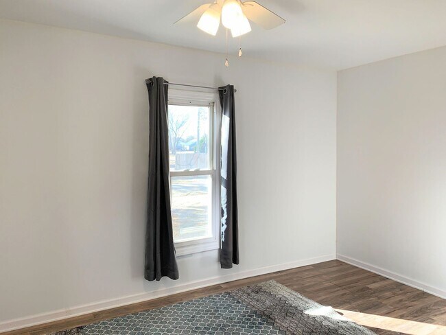 Building Photo - 2 Bed 1 Bath with Attached Garage