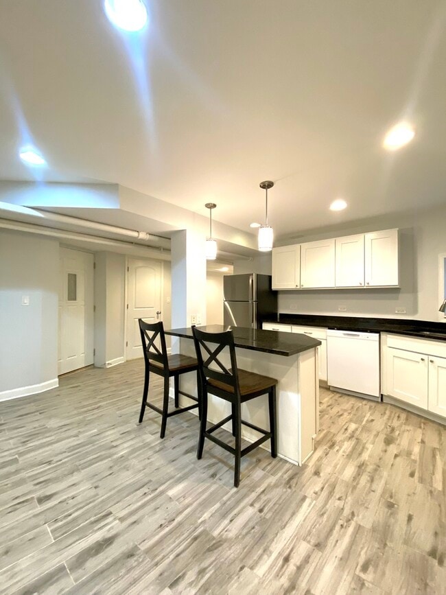 Building Photo - 1721 W Bryn Mawr Ave