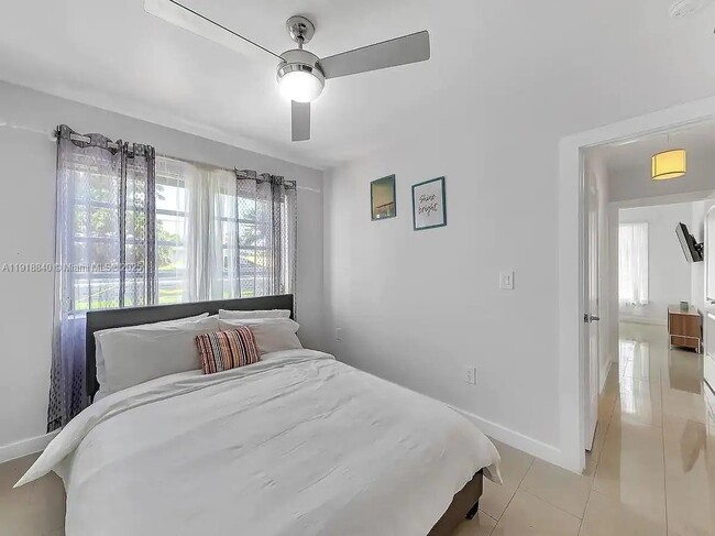 Building Photo - 715 Hollywood Blvd