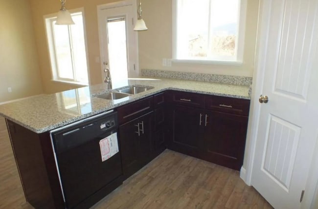 Building Photo - Charming 3 Bedroom Townhome with 2.5 Baths & 2 Car Garage in Cedar City, Utah!