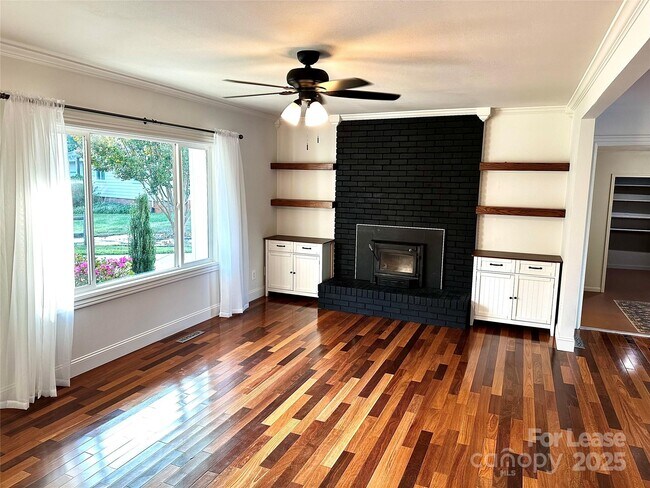 Building Photo - 2054 Hickory Hills Dr