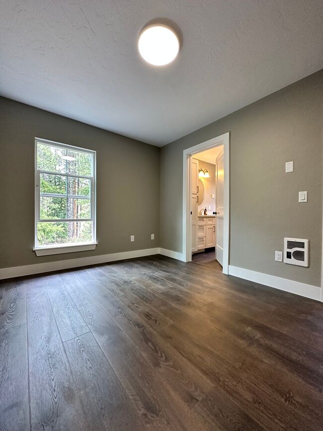 Building Photo - Gorgeous PET FRIENDLY fully remodeled house