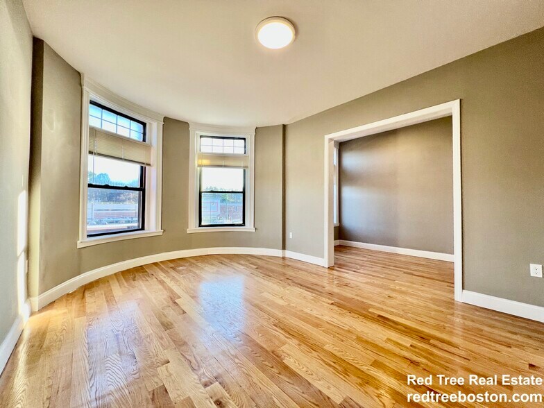 Building Photo - 1914 Beacon St