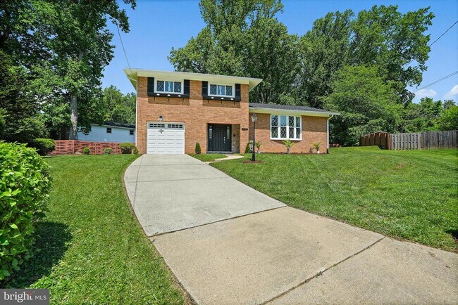 Building Photo - 6607 Lone Oak Dr