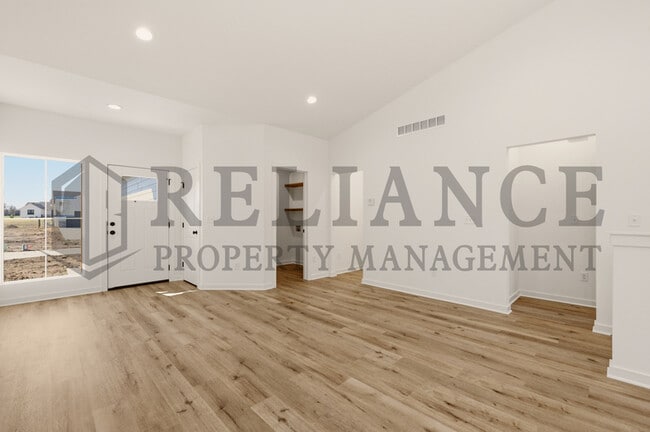 Building Photo - 5240 N Pinecrest Ct