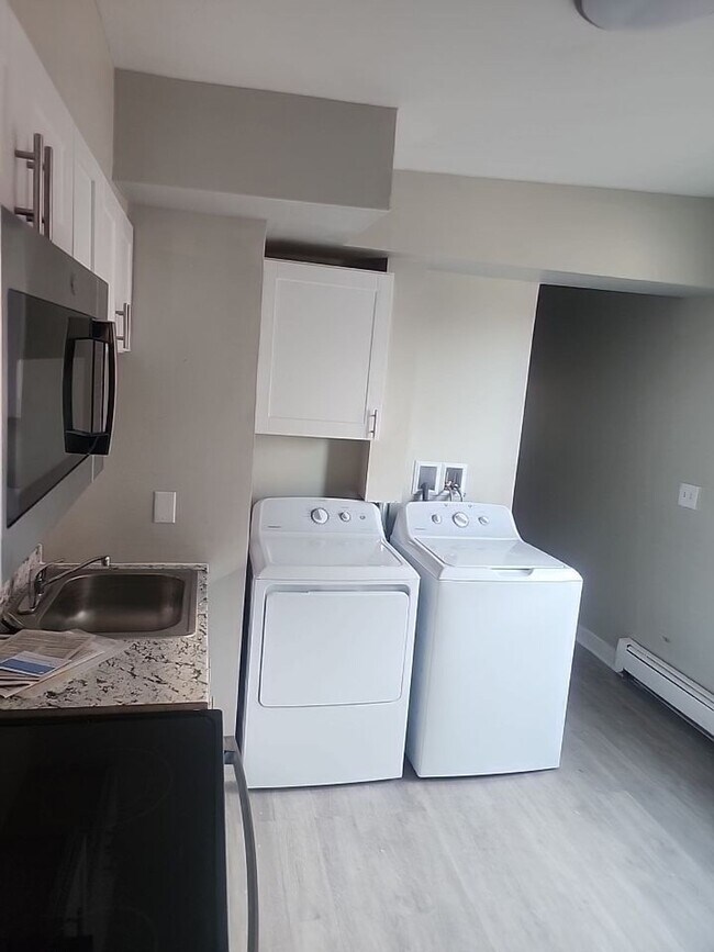 Building Photo - Newly Renovated 3 Bedroom Section 8 are We...