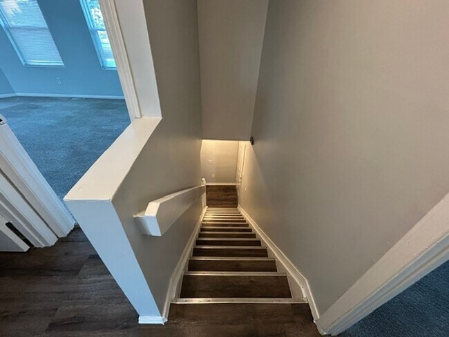 Building Photo - 819-823 Riverview Terrace