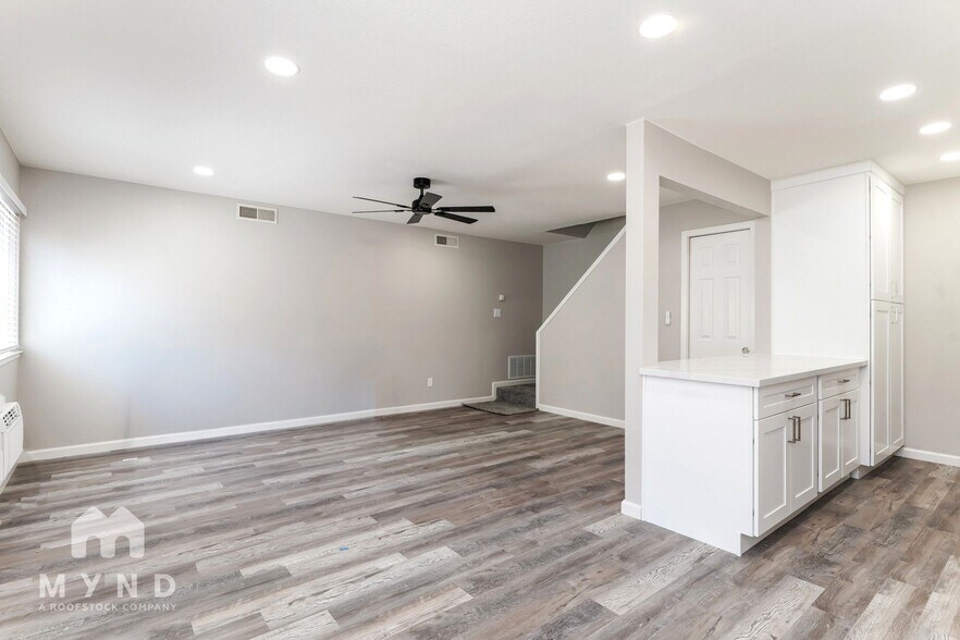Building Photo - 905 Carro Dr