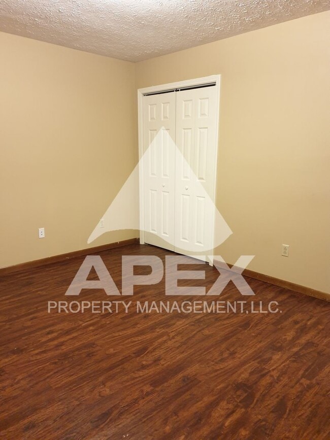 Building Photo - Spacious 2 Bd 1.5 Ba Townhouse in Halls!
