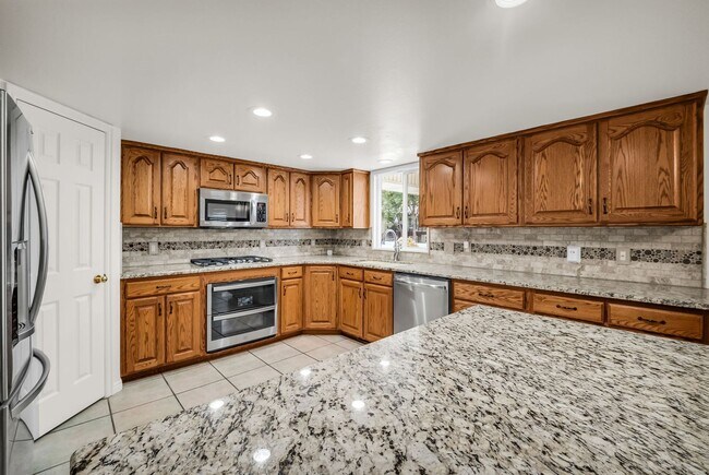 Building Photo - Spacious 7 Bed Kaysville Home with Two Kitchens