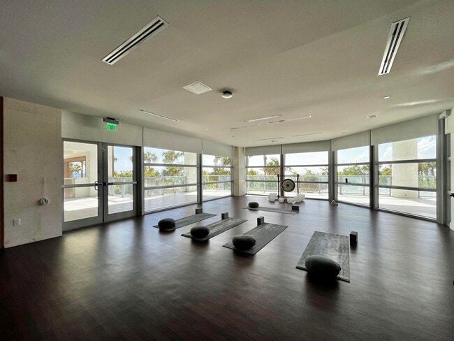 Building Photo - 3100 N Ocean Dr