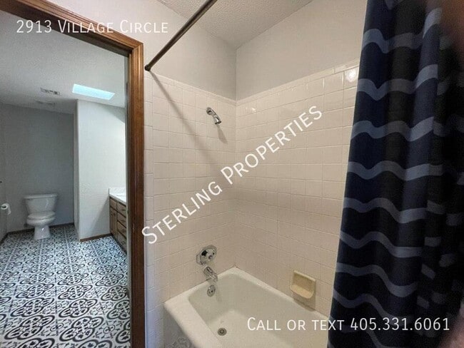 Building Photo - 2913 Village Cir