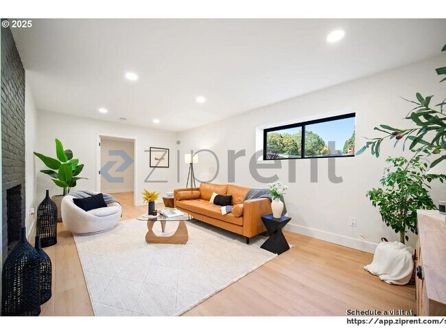 Building Photo - 7640 SW Whitford Dr