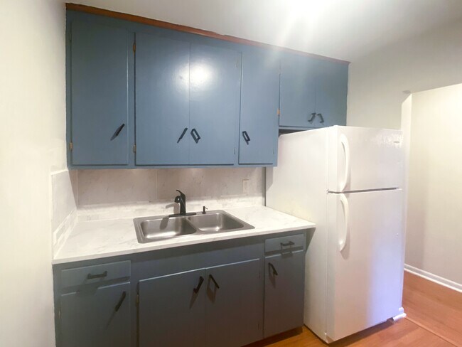 Kitchen - 2233 Woodland Shores Rd