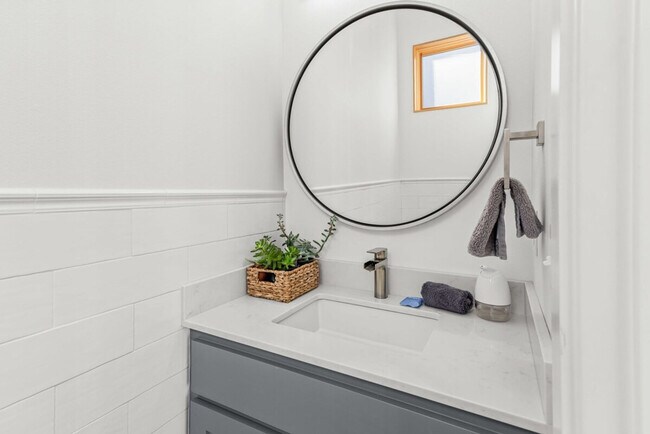 Building Photo - 707 SE A St