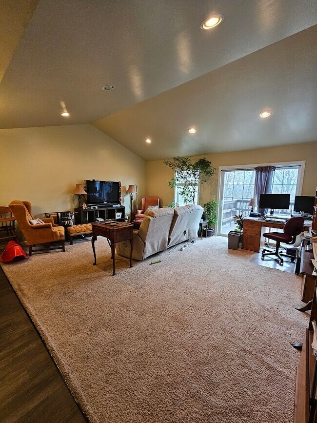 Building Photo - 213 Jonathan Ln