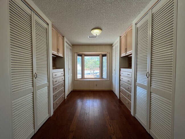 Building Photo - Simi 2+1.5 w/bonus room, RV parking + grea...