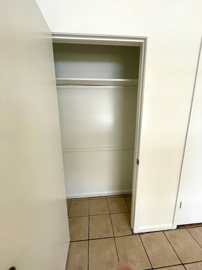 Building Photo - 3 Bedroom / 1 Bath in Apartment in Truman Available Now!