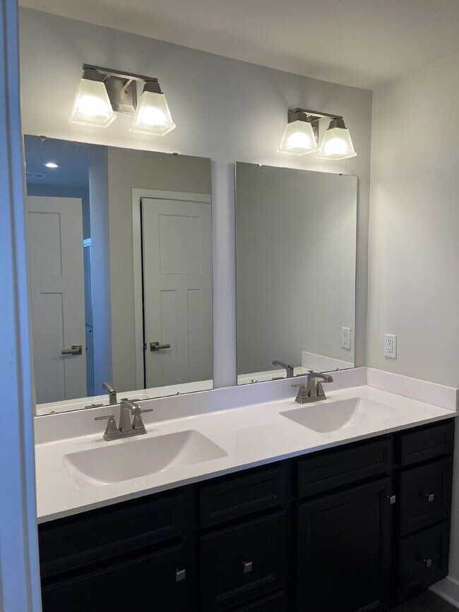 Building Photo - "Charming 3-Bedroom Townhouse with 2.5 Baths on Riverbrook Drive – Your Perfect Gallatin Retreat!"