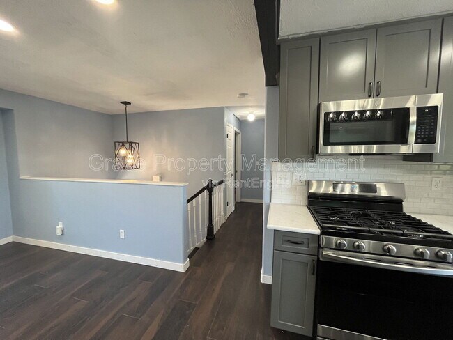 Building Photo - 3054 S Fraser St