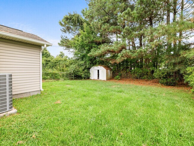 Building Photo - Midway Park Move In