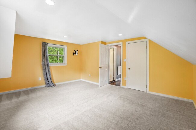 Building Photo - Adorable 4BR/3BA Cape Cod on a Generous 0....