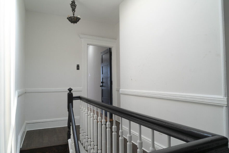 Unit Hallway/Entry - 106 Beadel St