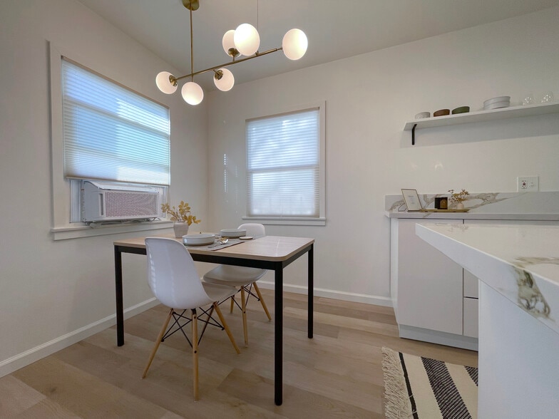 Building Photo - 813 W Beach Ave