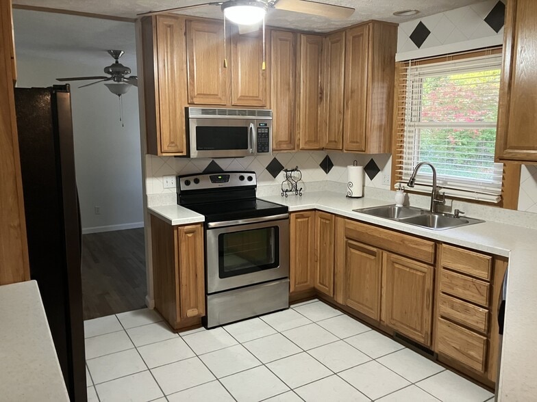 kitchen - 144 Brentwood Dr