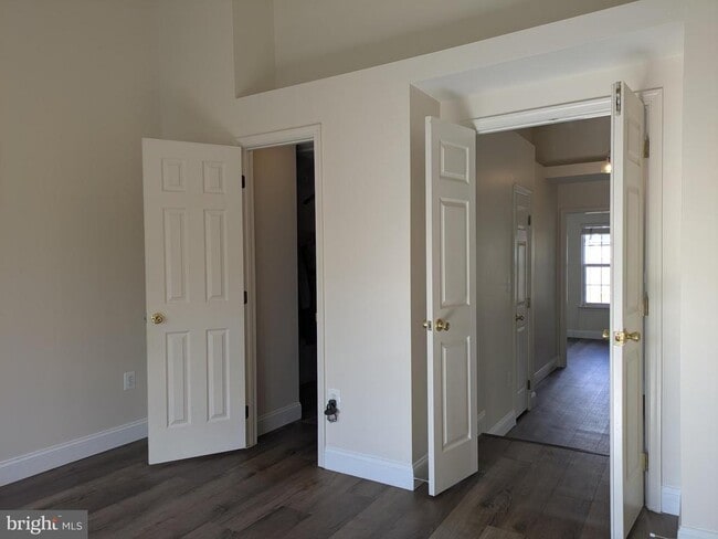 Building Photo - 21785 Brondesbury Park Terrace