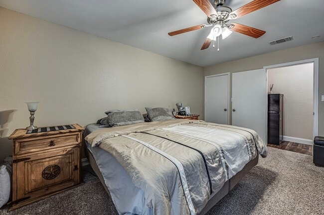 Building Photo - 211 Willow Creek Ct