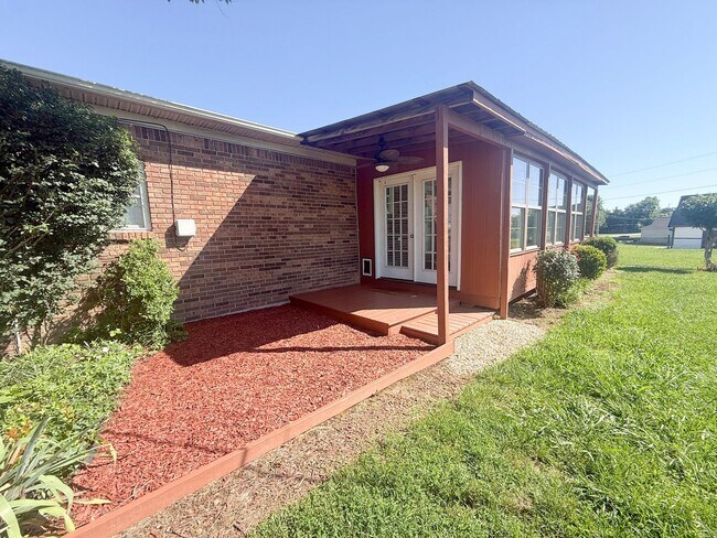 Building Photo - Pet-Friendly 3-Bedroom Home with Fenced Yard, Sun Room & Utilities Included