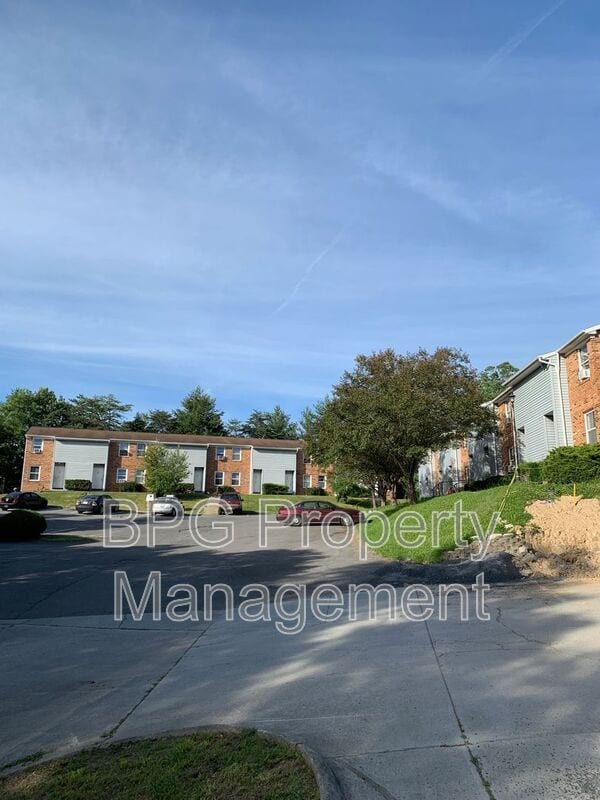 Building Photo - 123 Circle Dr