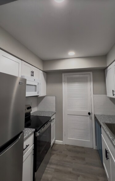 Primary Photo - 9208 N Connechusett Rd