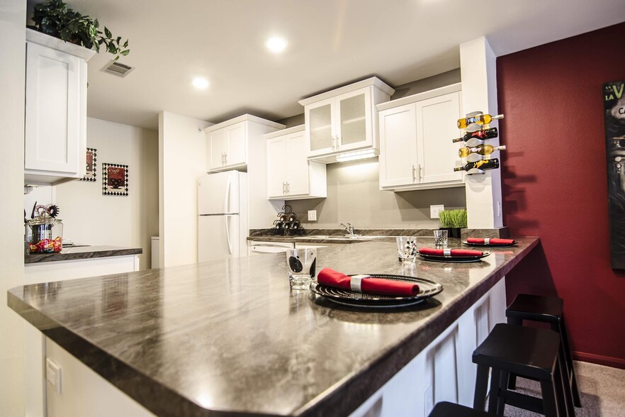 Kitchen - College Towne Apartments