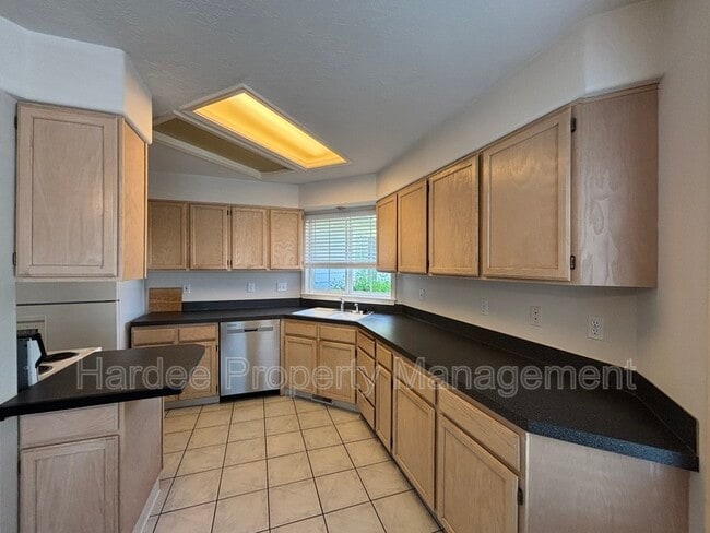 Building Photo - 688 S Gamay Ln