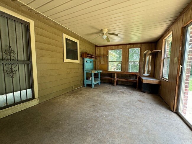 Building Photo - 212 W Robin Ln