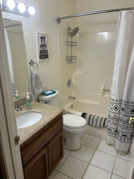 Building Photo - 7417 Auburn Oaks Ct