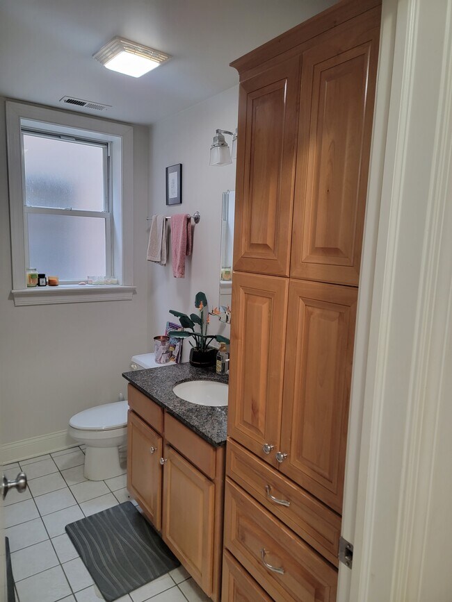 Building Photo - 7627 N Greenview Ave