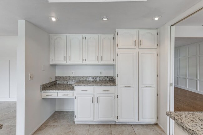 Building Photo - ** LAKEWOOD ** 3 BED / 2 BATH / GARAGE - SINGLE FAMILY HOME - GREAT LOCATION! - PET OK - ANNUAL R...