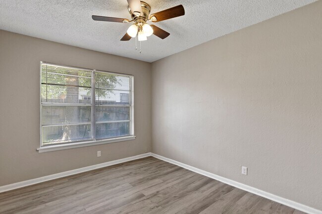Building Photo - Spacious Duplex for Rent in Sherman, TX La...