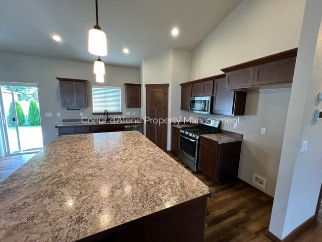 Building Photo - 3 bed, 2 bath home in Post Falls