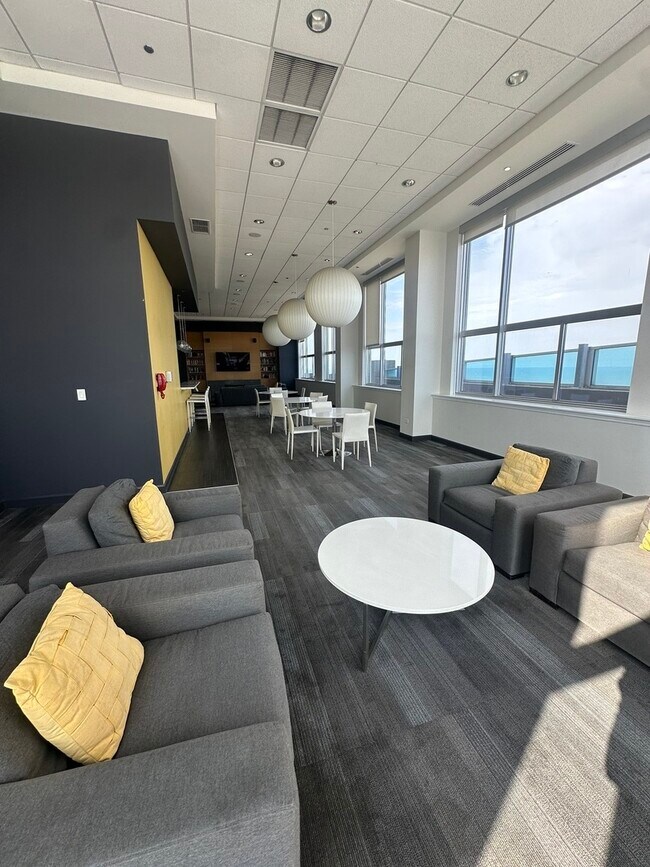 Building Photo - 1901 S Calumet Ave