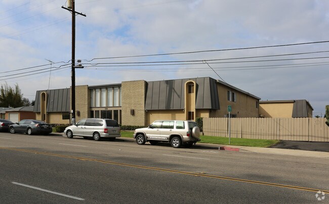 Building Photo - Bronze Door Apartments