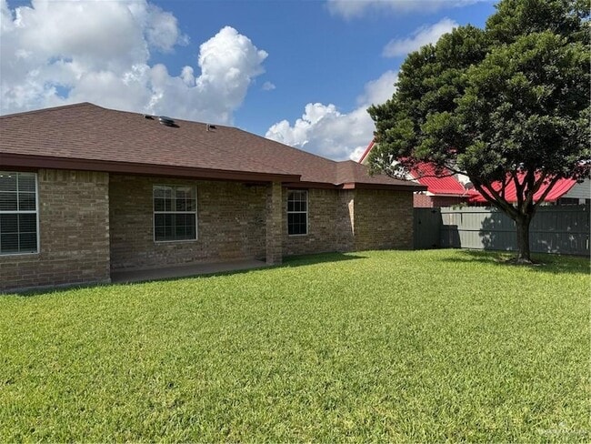 Building Photo - 904 W Solar Dr