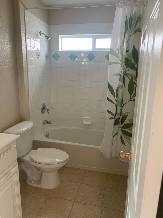 Building Photo - Cozy Two Bed Home