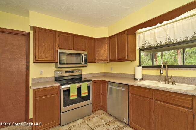 Building Photo - 670 Kings Way