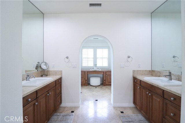 Building Photo - 37 View Terrace