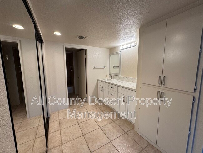 Building Photo - 2701 E Mesquite Ave